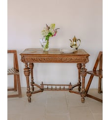 Table d'appoint en bois sculpté de style Moyen-Âge Francine N°1113- Produit chiné Debongout