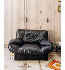Fauteuil élégant en cuir noir Jakob N°1374- Produit chiné Debongout