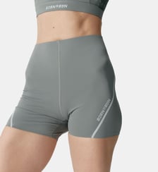 Short de sport Luna Run Détails réfléchissants Born Living Yoga