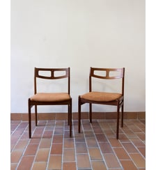 Paire de chaises aux jolis dossiers Alma N°1798- Produit chiné Debongout