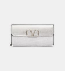 Portefeuille à chaîne Vlogo en cuir grainé métallisé Valentino Garavani