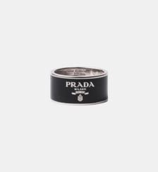 Bague en argent émaillé signature Prada