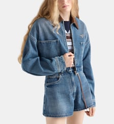 Blouson droit court en denim signature Prada