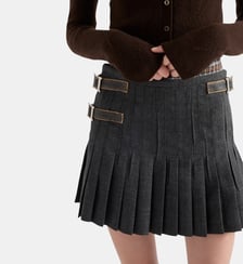 Jupe courte en laine à plis soleil avec point de chaînette ceinture en cuir Prada