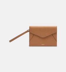 Pochette rabat M avec dragonne amovible en cuir signature Lancel