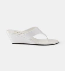 Mules compensées en cuir verni Prada