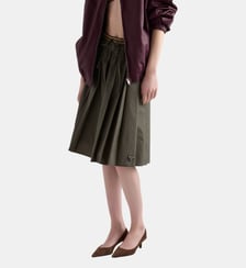 Jupe mi-longue en popeline plissée signature Prada