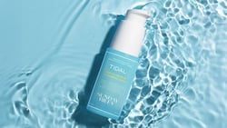 Peau repulpée, lissée et intensément hydratée grâce à 5 acides hyaluroniques et un acide polyglutamique 5x plus puissant que l'HA classique. La formule qui fait la différence