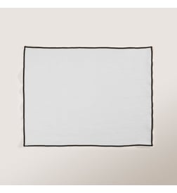 Blanc pur et bourdon noir