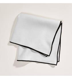 Blanc pur et bourdon noir
