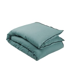Vert de gris et bourdon noir