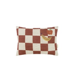 Maroon checks fruits