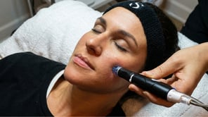 Une femme qui profite d'un soin Hydrafacial par Seasonly