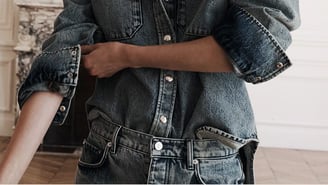 Look total jean composé d'une chemise en denim aux manches retroussées et d'un jean assorti.