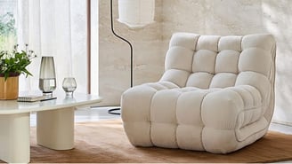 Un salon intérieur lumineux et moderne au style minimaliste