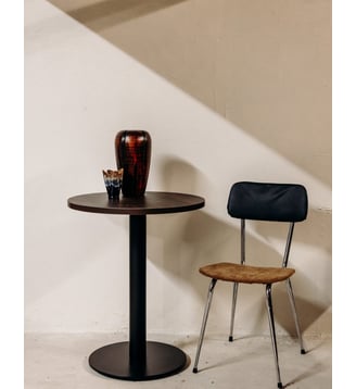 Chaise aux lignes épurées Alma N°1969- Produit chiné - Debongout - Vert
