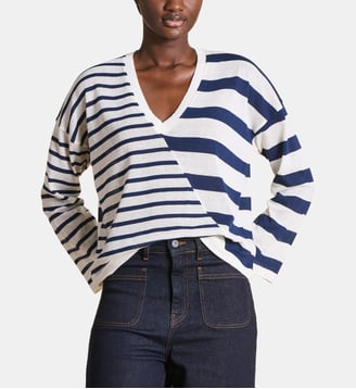 Pull ample rayé en maille fine col V - La Fée Maraboutée - Écru et bleu