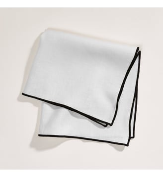 Serviette de table CARLINA  Lin lavé légèrement froissé - Madura - Blanc pur et bourdon noir