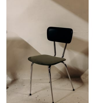 Chaise aux lignes épurées Alma N°1966- Produit chiné - Debongout - Noir