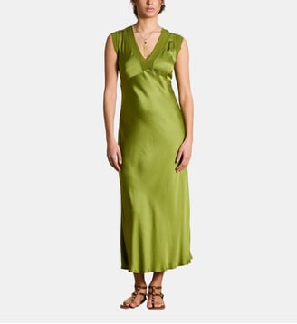 Robe longue fluide en satin sans manches - La Fée Maraboutée - Vert feijoa