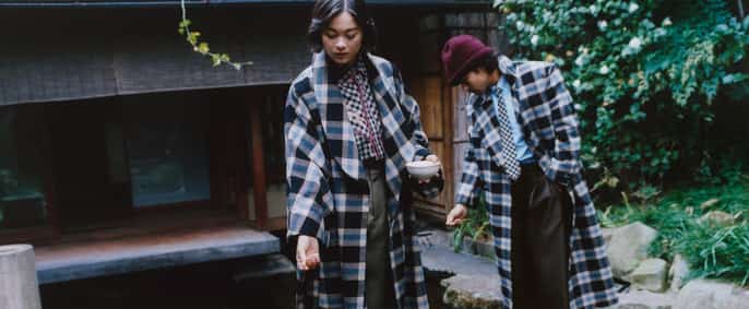 Une photographie de campagne de mode dans un cadre végétal et traditionnel.