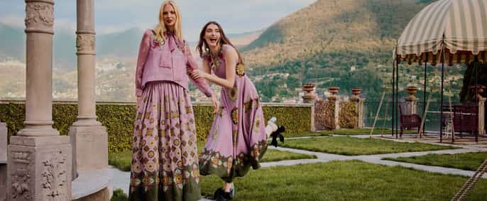 Les deux femmes sont au premier plan, vêtues de tenues à motif coordonné