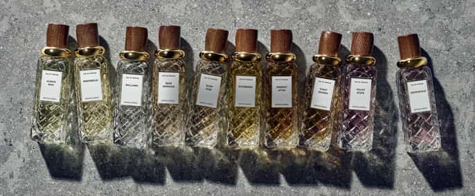 Une vue de dessus d'une rangée de dix flacons de parfum Bottega Veneta