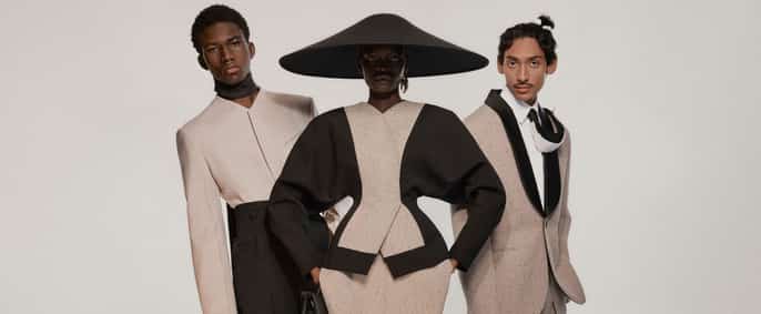 Ce visuel présente trois mannequins posant dans un style haute couture très structuré et avant-gardiste.